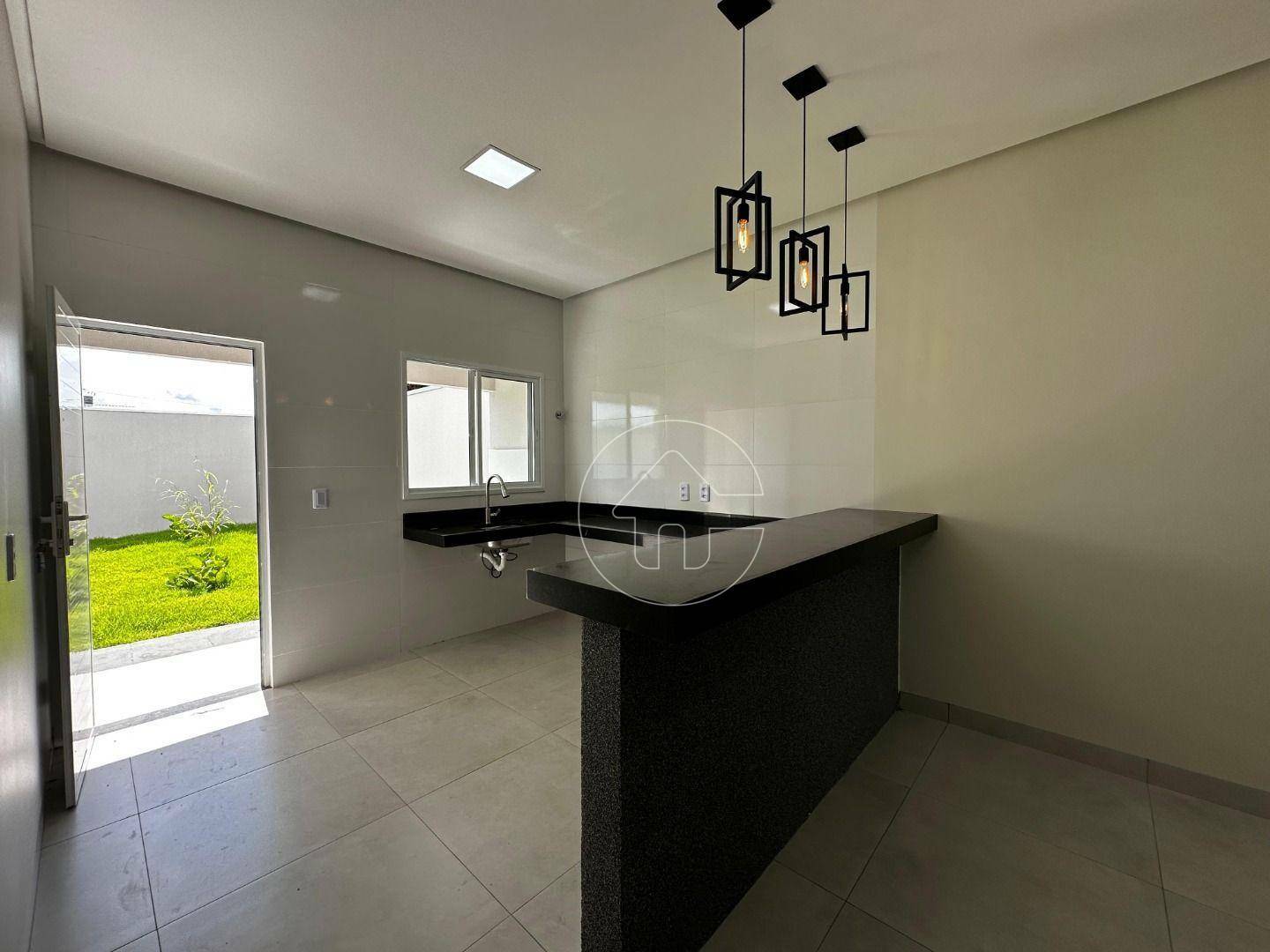 Casa à venda com 3 quartos, 118m² - Foto 1