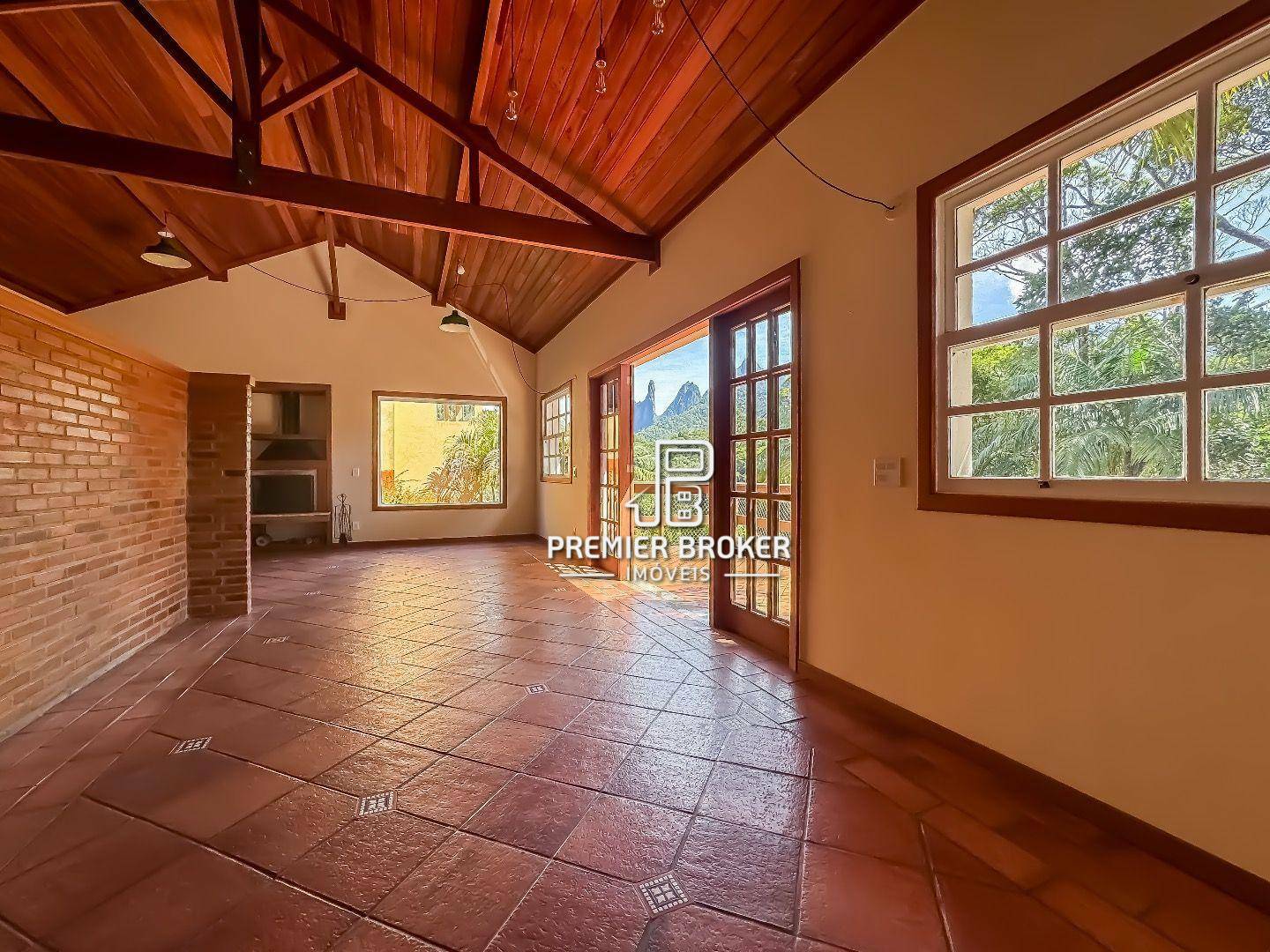 Casa de Condomínio à venda com 4 quartos, 245m² - Foto 2