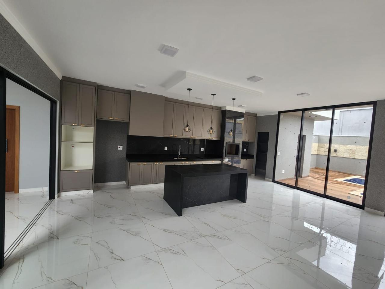Casa à venda com 3 quartos, 204m² - Foto 1