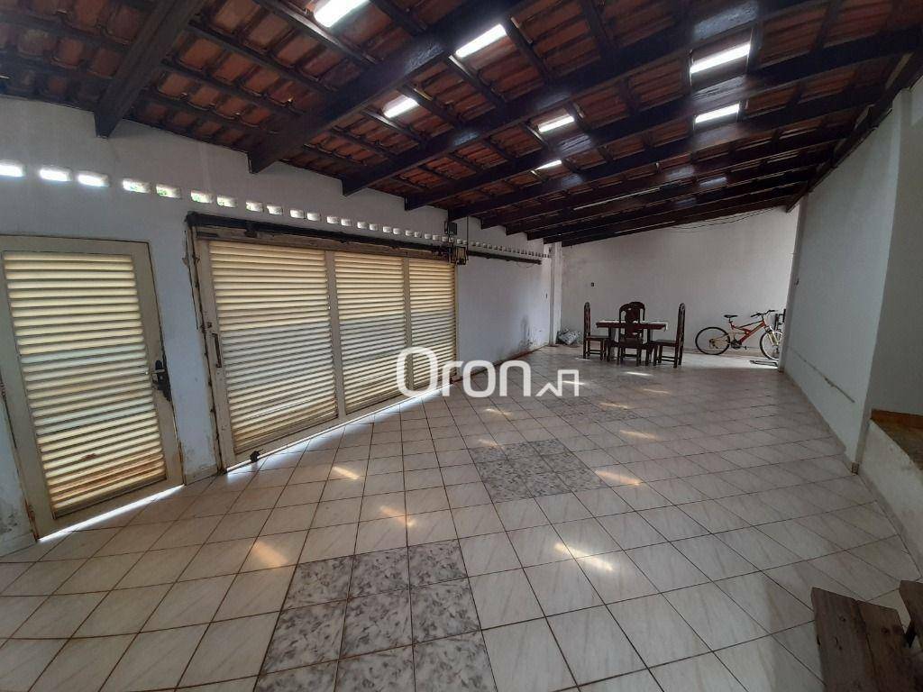 Casa à venda com 5 quartos, 320m² - Foto 1