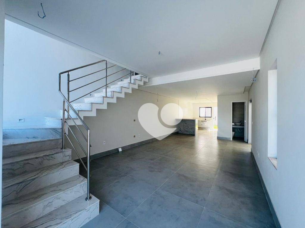 Casa à venda com 3 quartos, 125m² - Foto 1