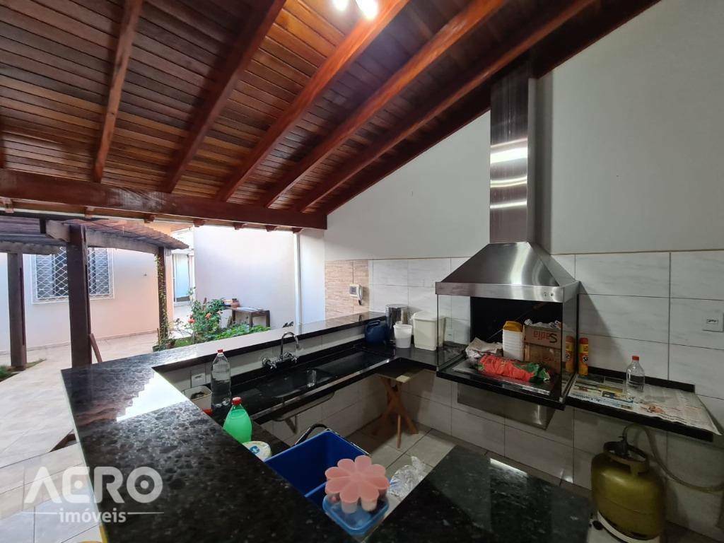 Casa à venda com 3 quartos, 248m² - Foto 2