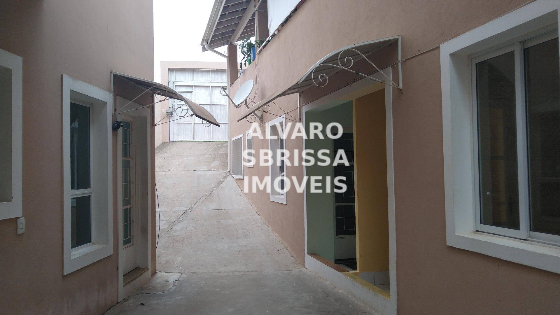 Casa à venda com 6 quartos, 240m² - Foto 2