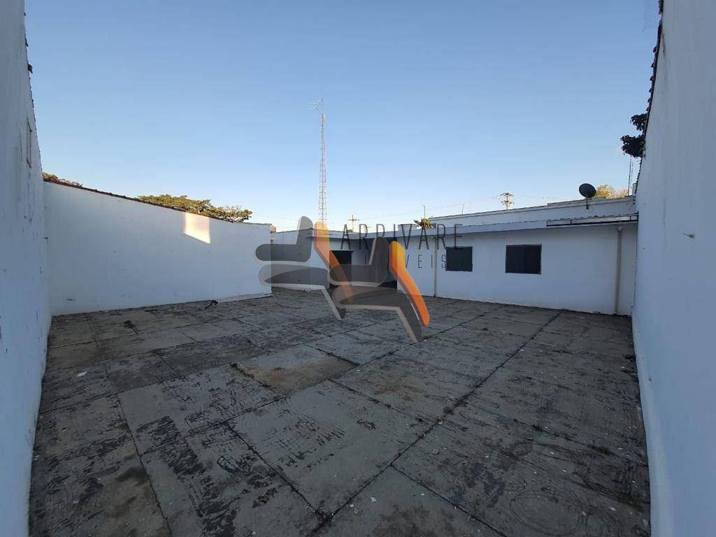 Casa para alugar com 3 quartos, 222m² - Foto 2