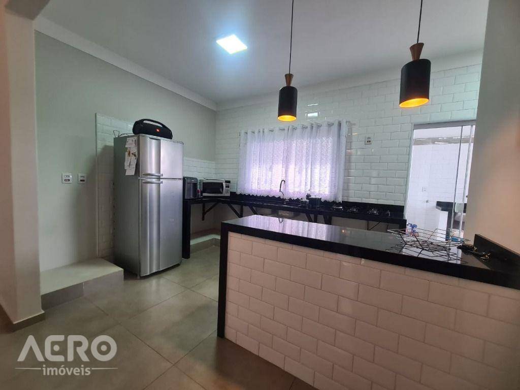 Casa à venda com 3 quartos, 242m² - Foto 14