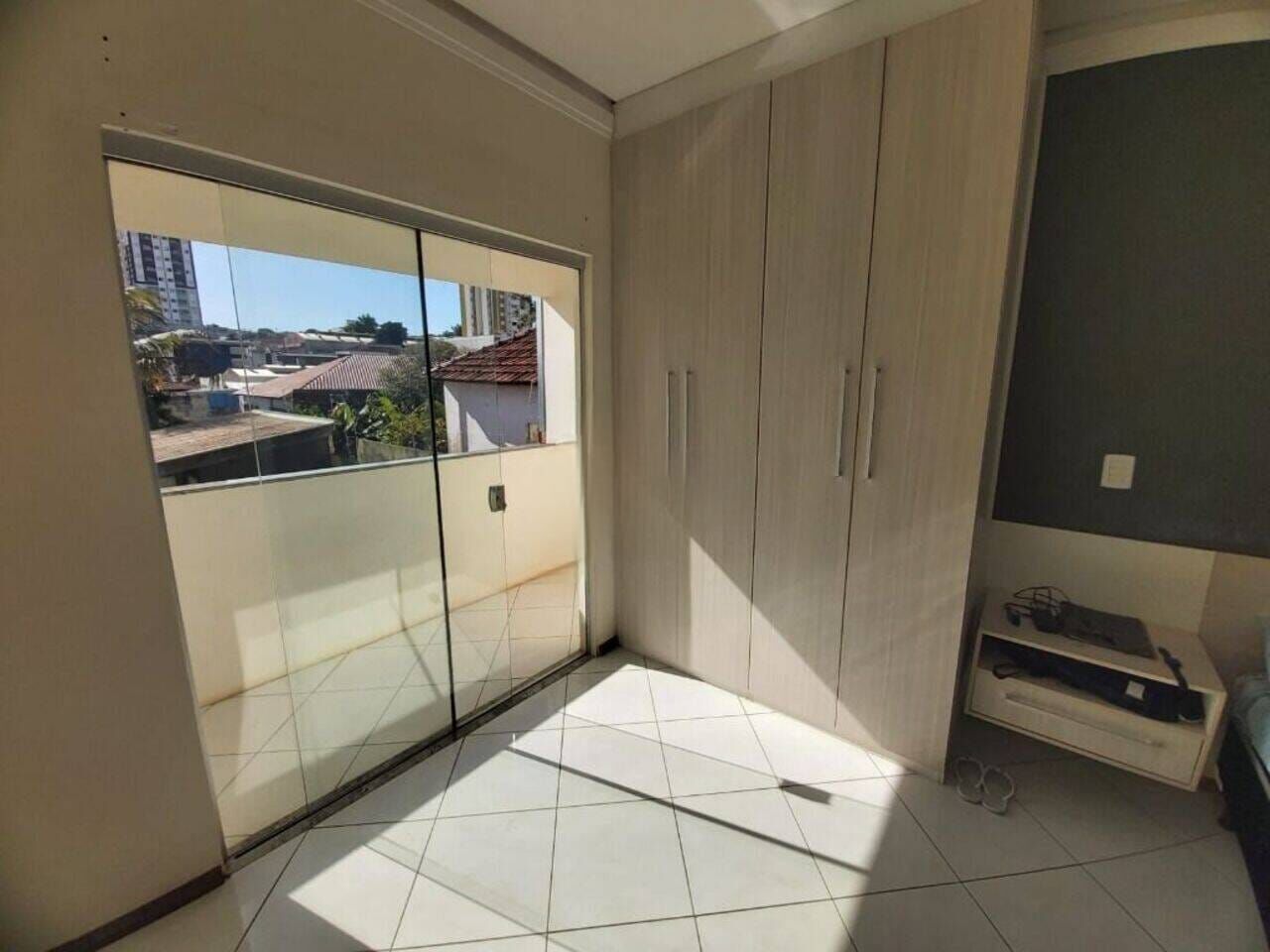 Casa à venda com 5 quartos, 240m² - Foto 1