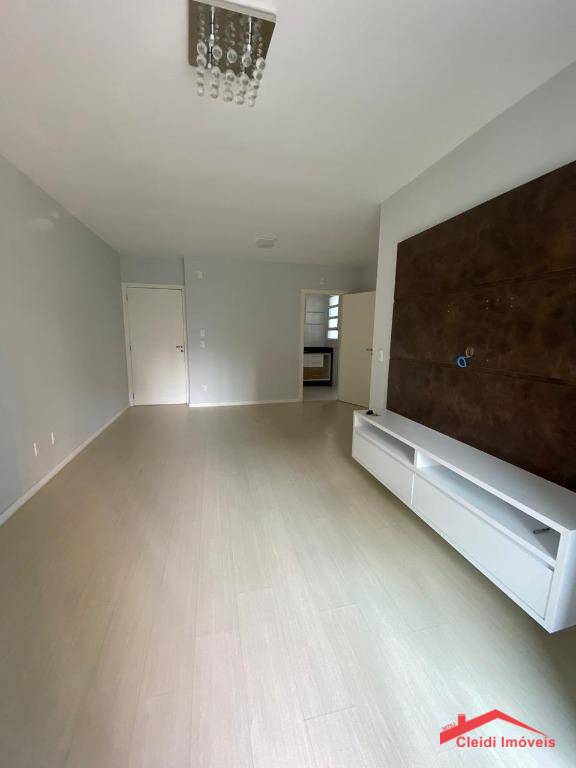 Apartamento à venda com 3 quartos, 105m² - Foto 2