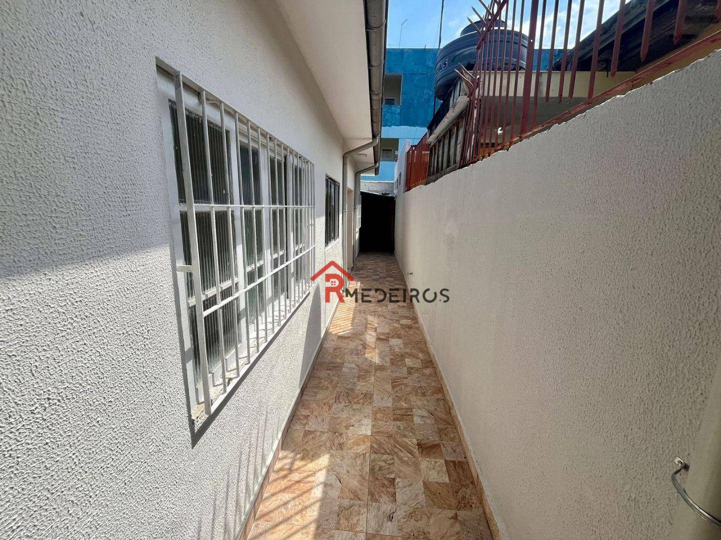 Casa à venda com 2 quartos, 70m² - Foto 4