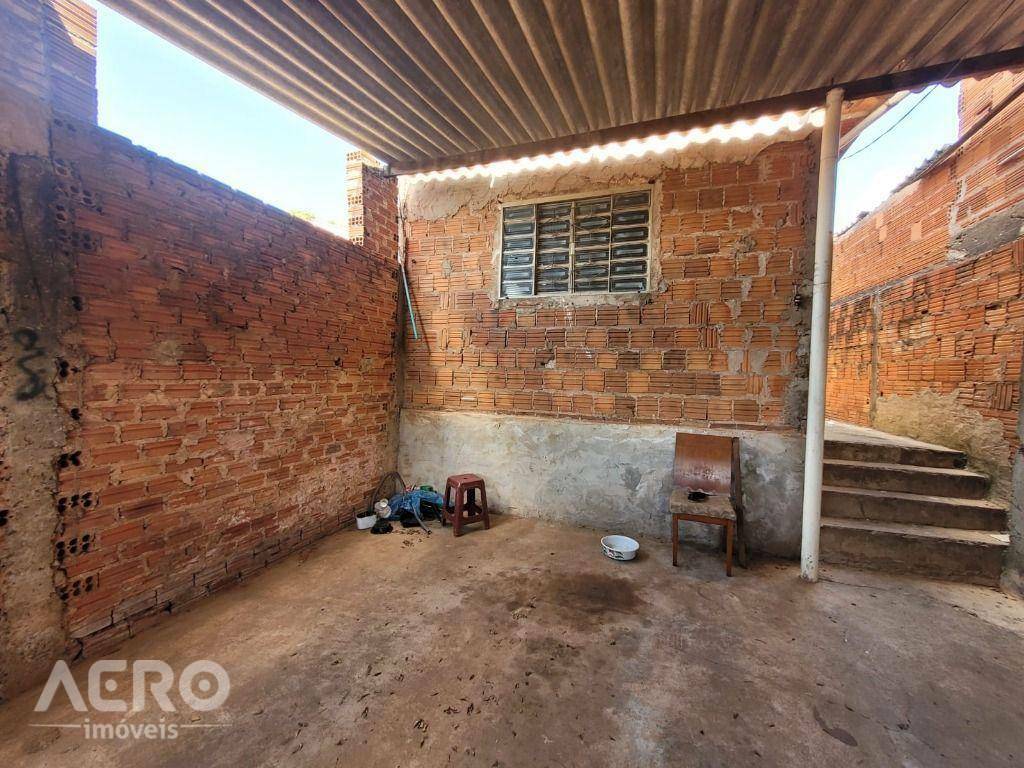 Casa à venda com 2 quartos, 60m² - Foto 1