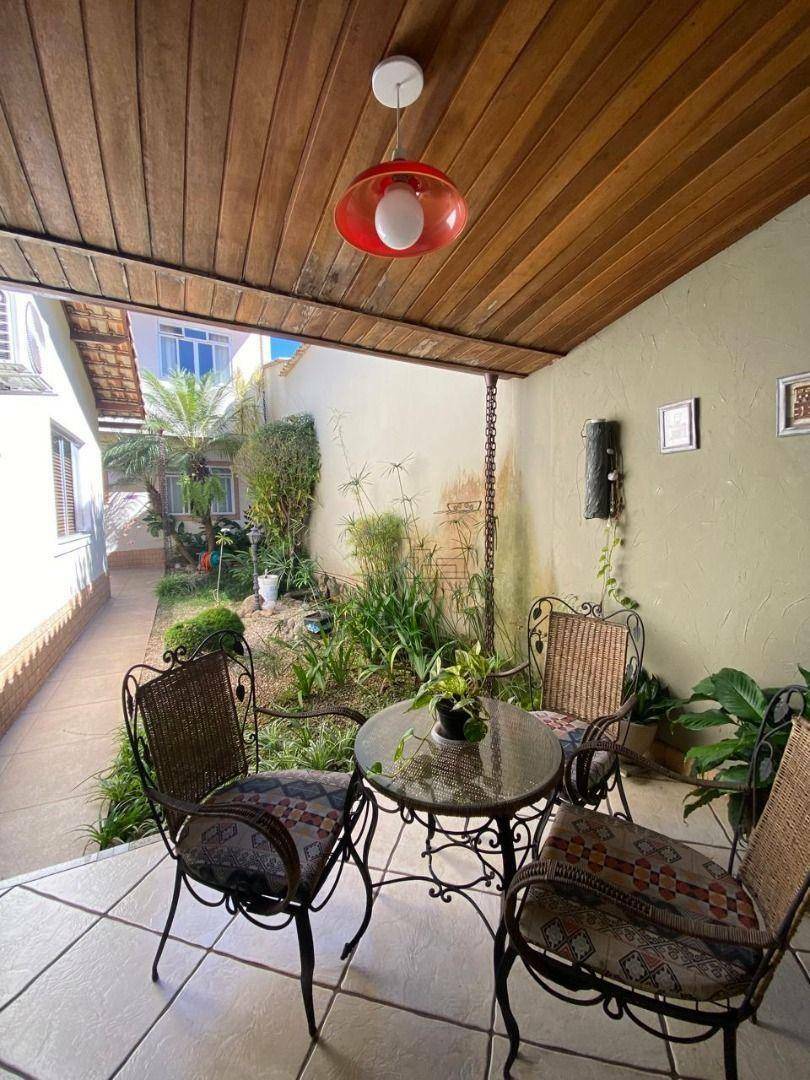 Casa à venda com 3 quartos, 264m² - Foto 2