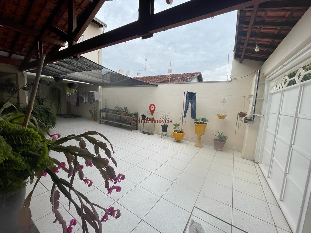 Casa à venda com 4 quartos, 200m² - Foto 2