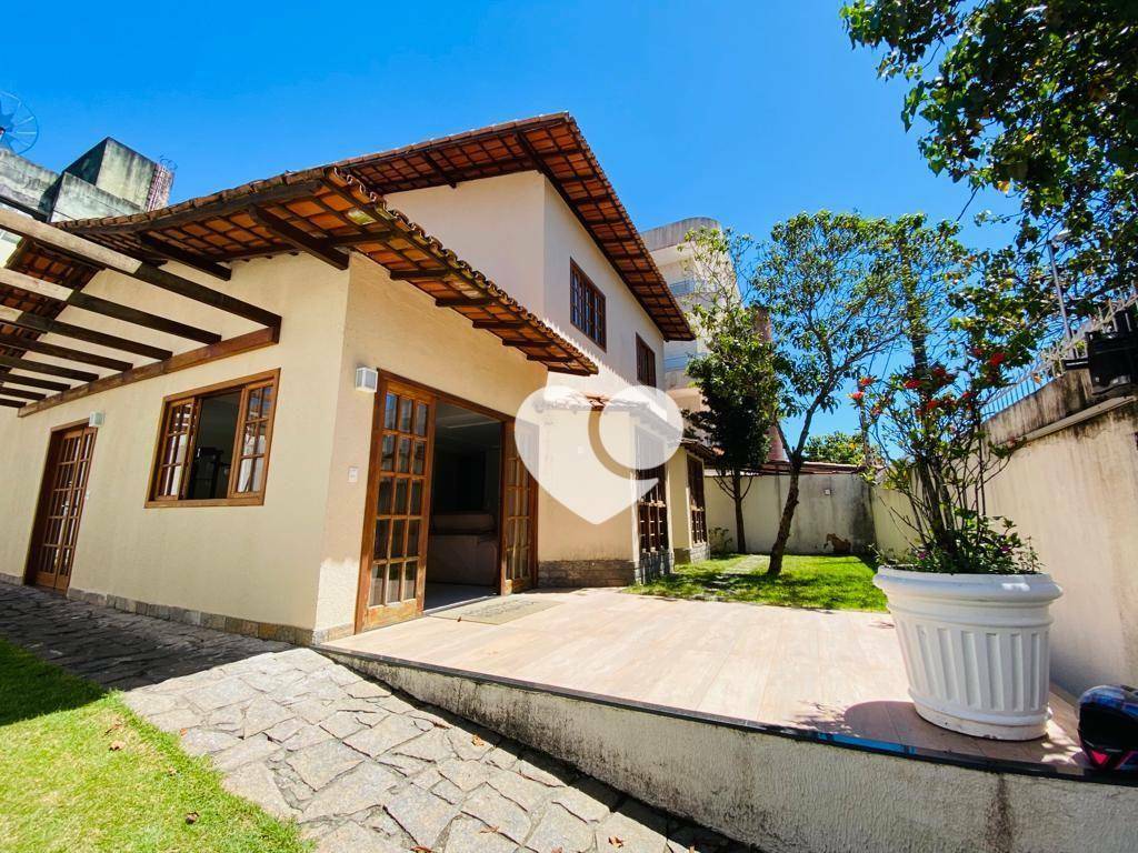 Casa de Condomínio à venda com 6 quartos, 215m² - Foto 2