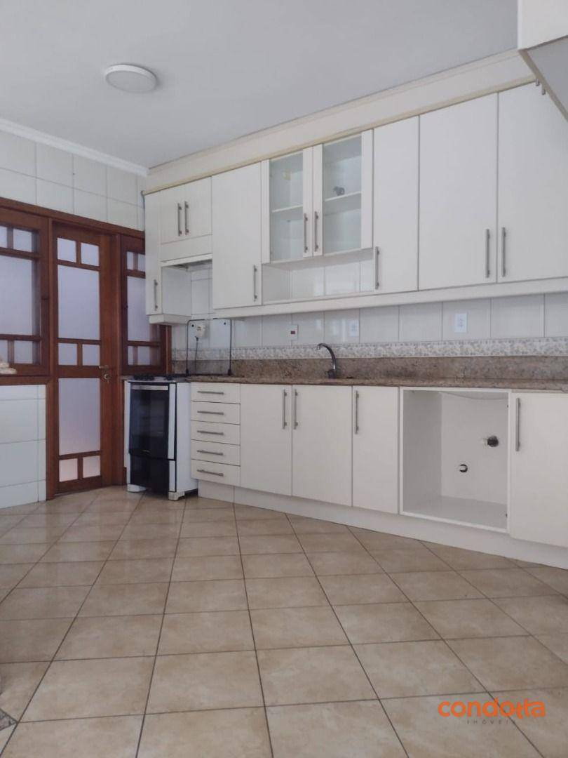 Casa para alugar com 3 quartos, 200m² - Foto 32