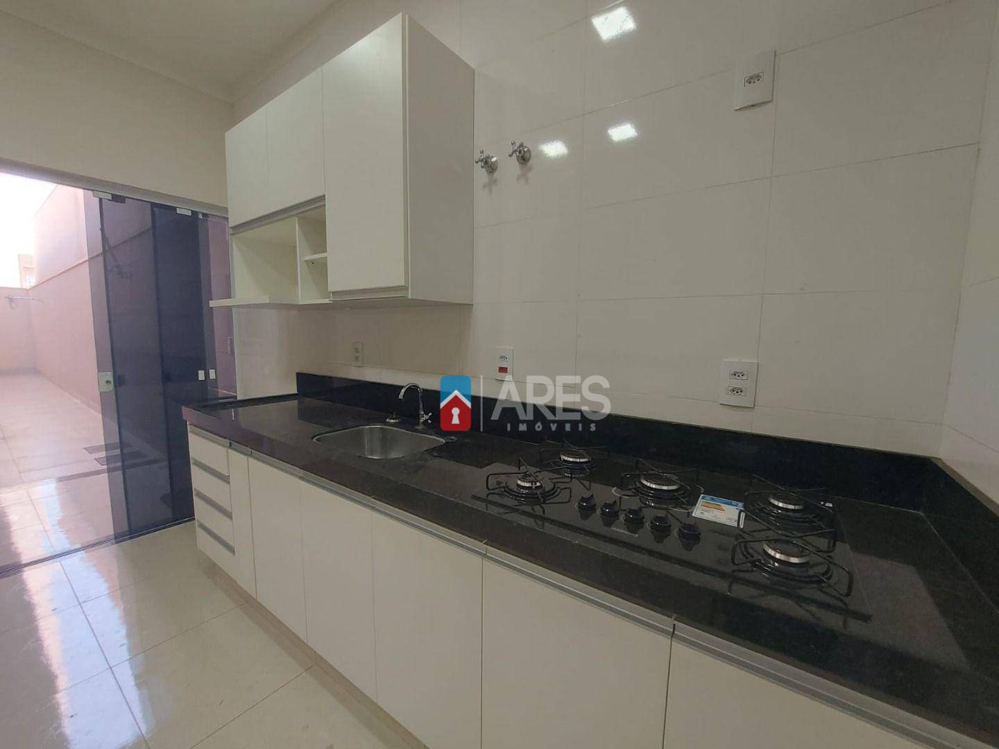 Casa para alugar com 3 quartos, 119m² - Foto 1