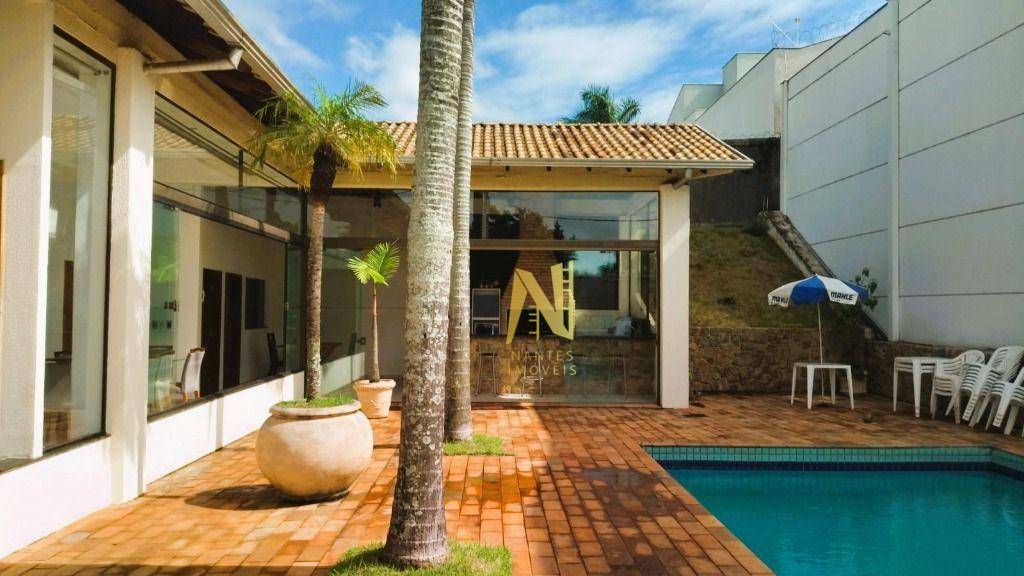 Casa à venda com 3 quartos, 250m² - Foto 1