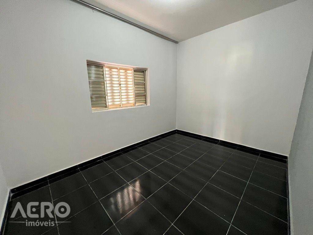 Casa à venda com 4 quartos, 220m² - Foto 14