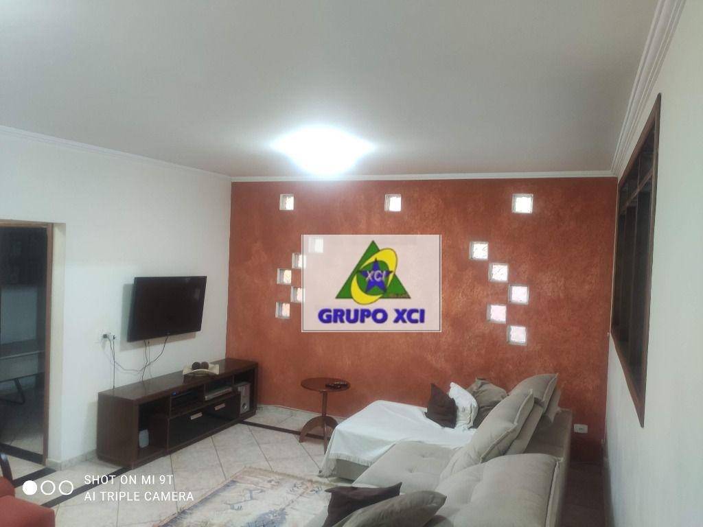 Casa para alugar com 3 quartos, 240m² - Foto 1