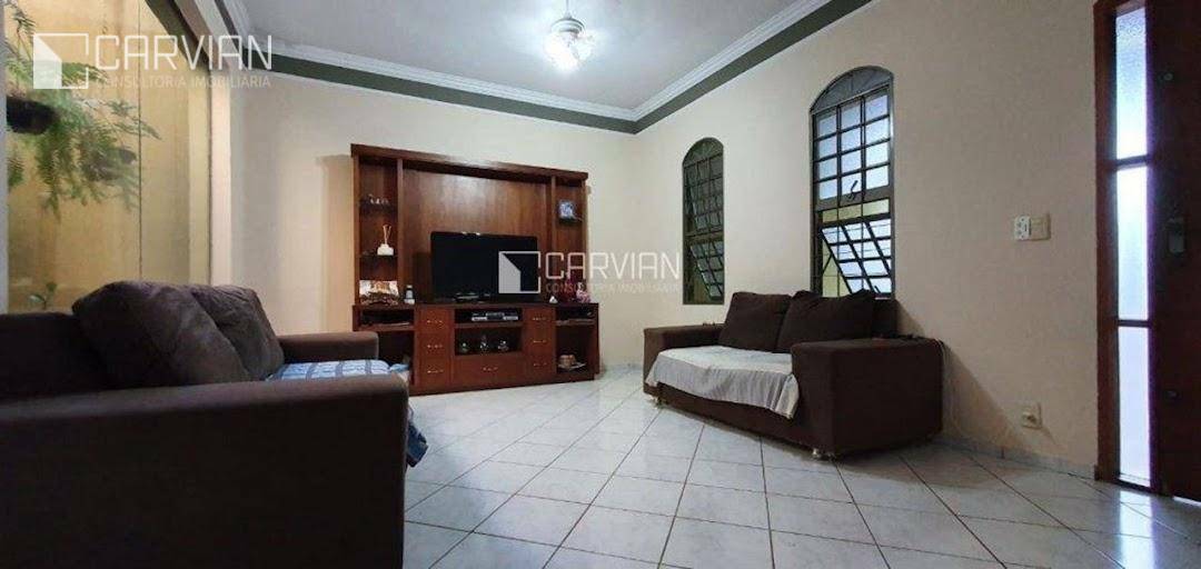 Casa à venda com 3 quartos, 180m² - Foto 2