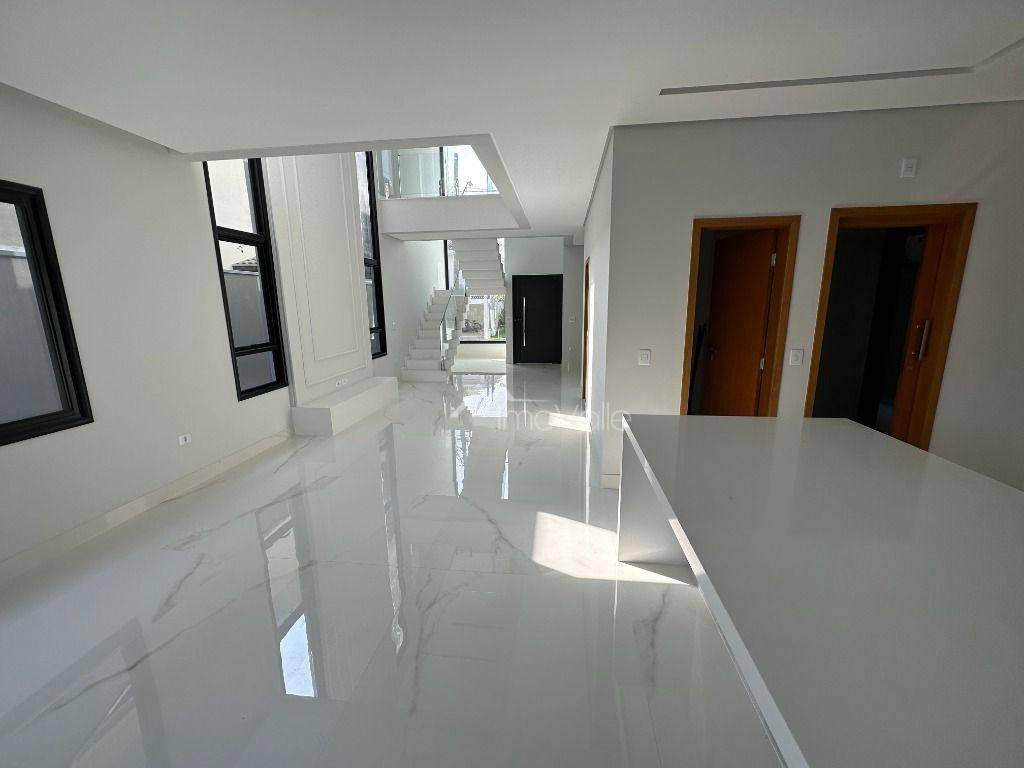 Casa de Condomínio à venda com 4 quartos, 280m² - Foto 1