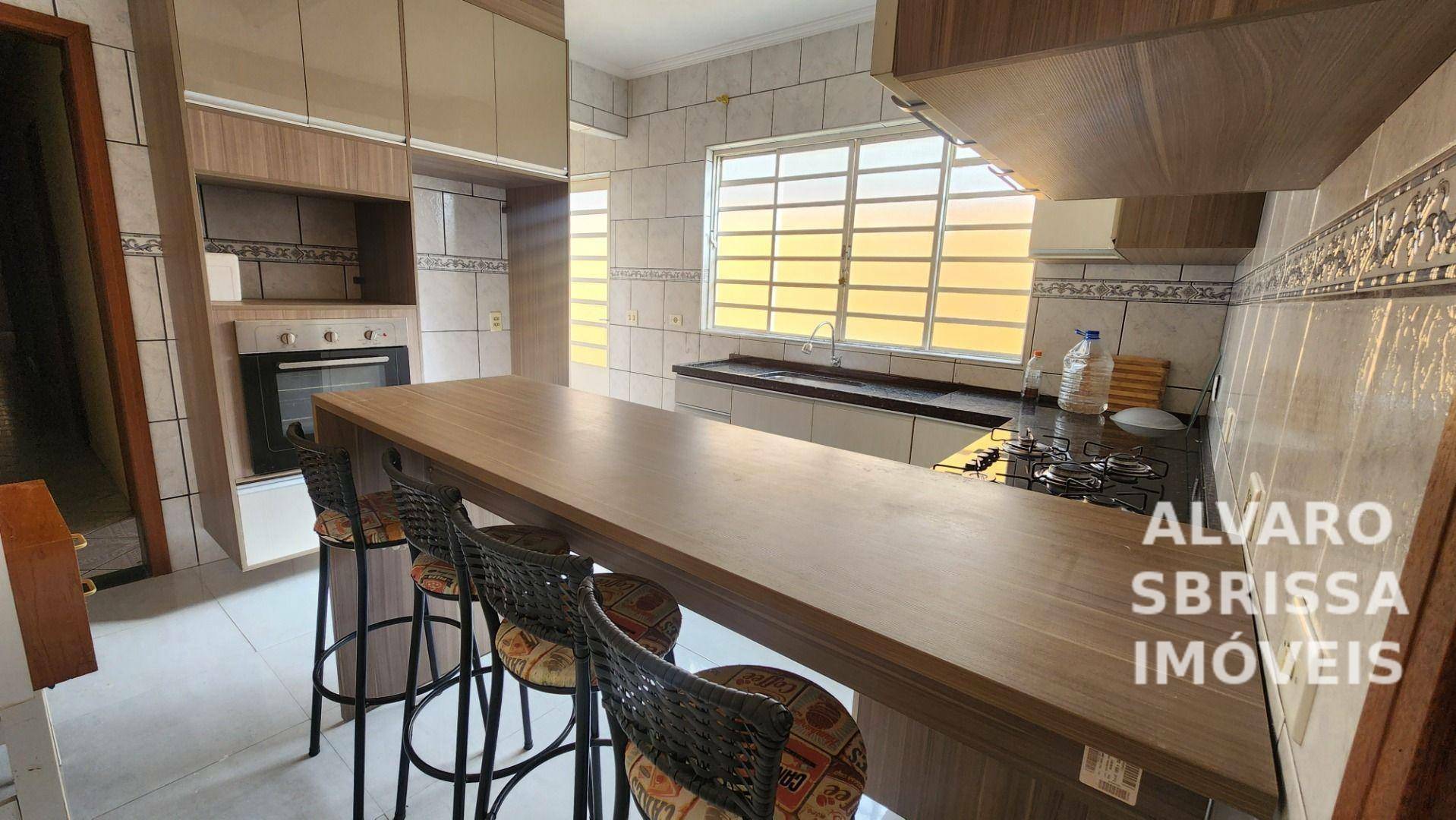 Casa para alugar com 3 quartos, 132m² - Foto 1