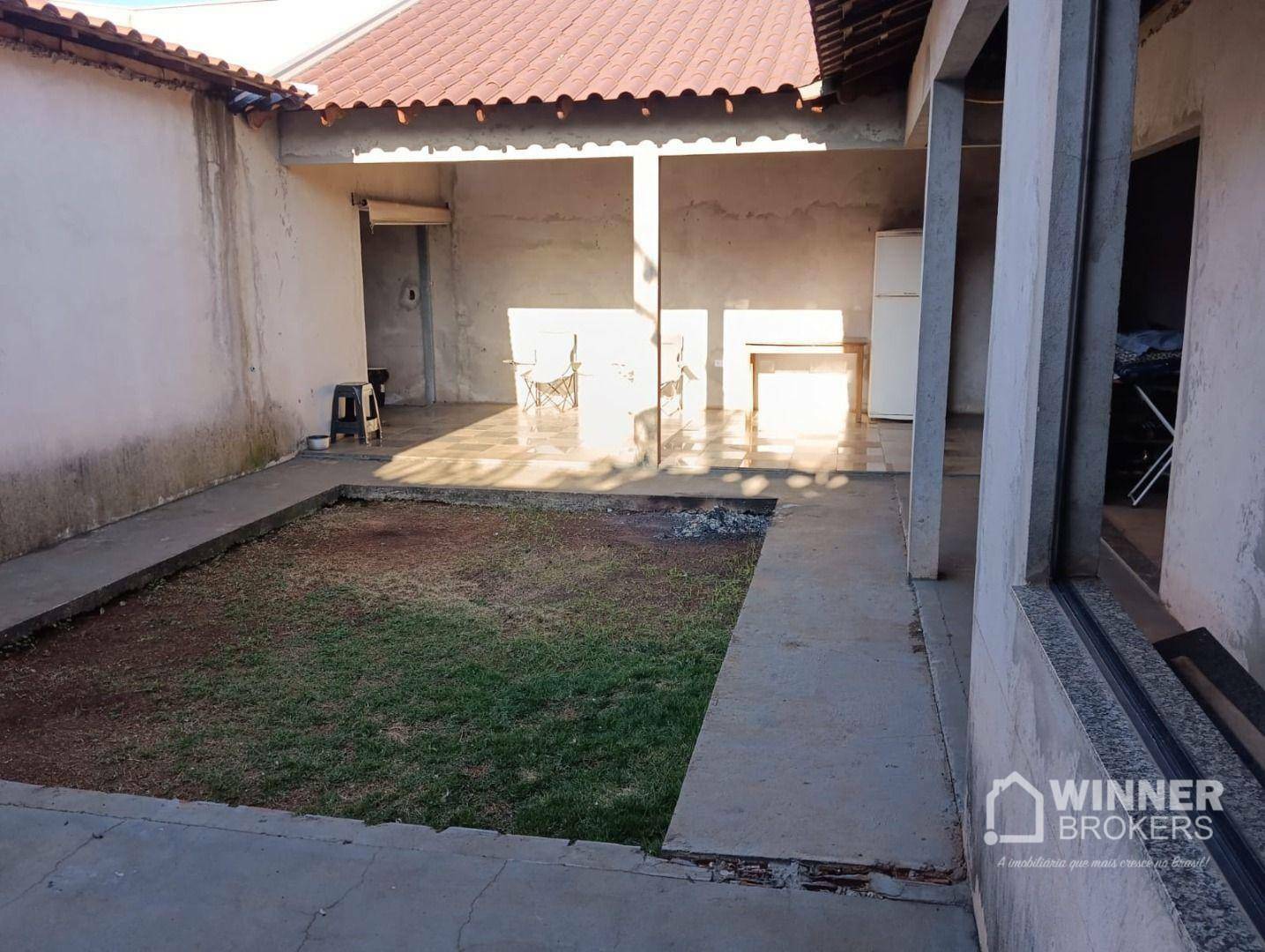 Casa à venda com 5 quartos, 220m² - Foto 2