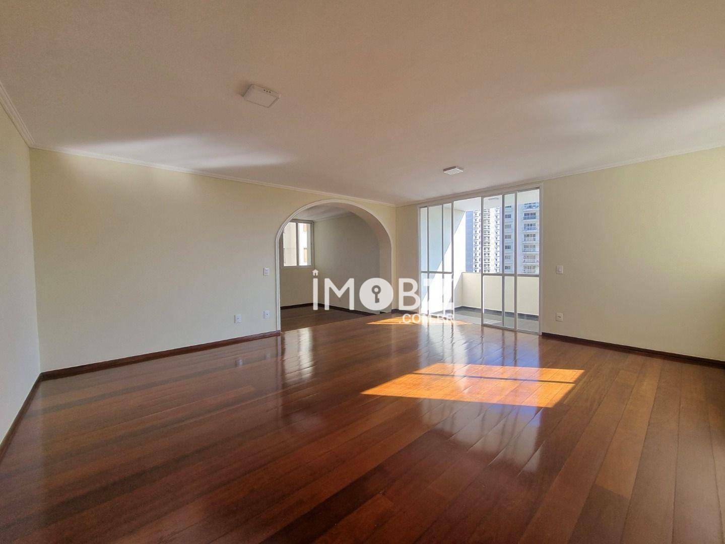 Apartamento à venda com 4 quartos, 211m² - Foto 2