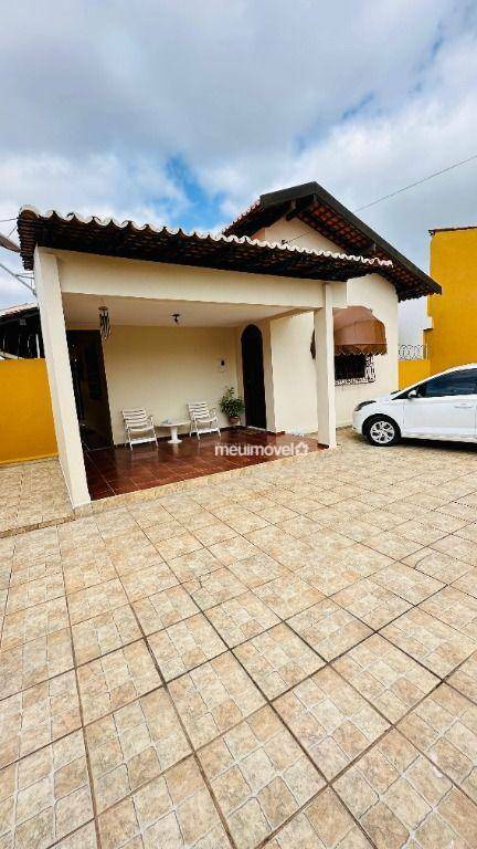 Casa à venda com 5 quartos, 200m² - Foto 2