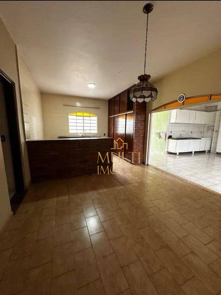 Casa à venda com 4 quartos, 200m² - Foto 1