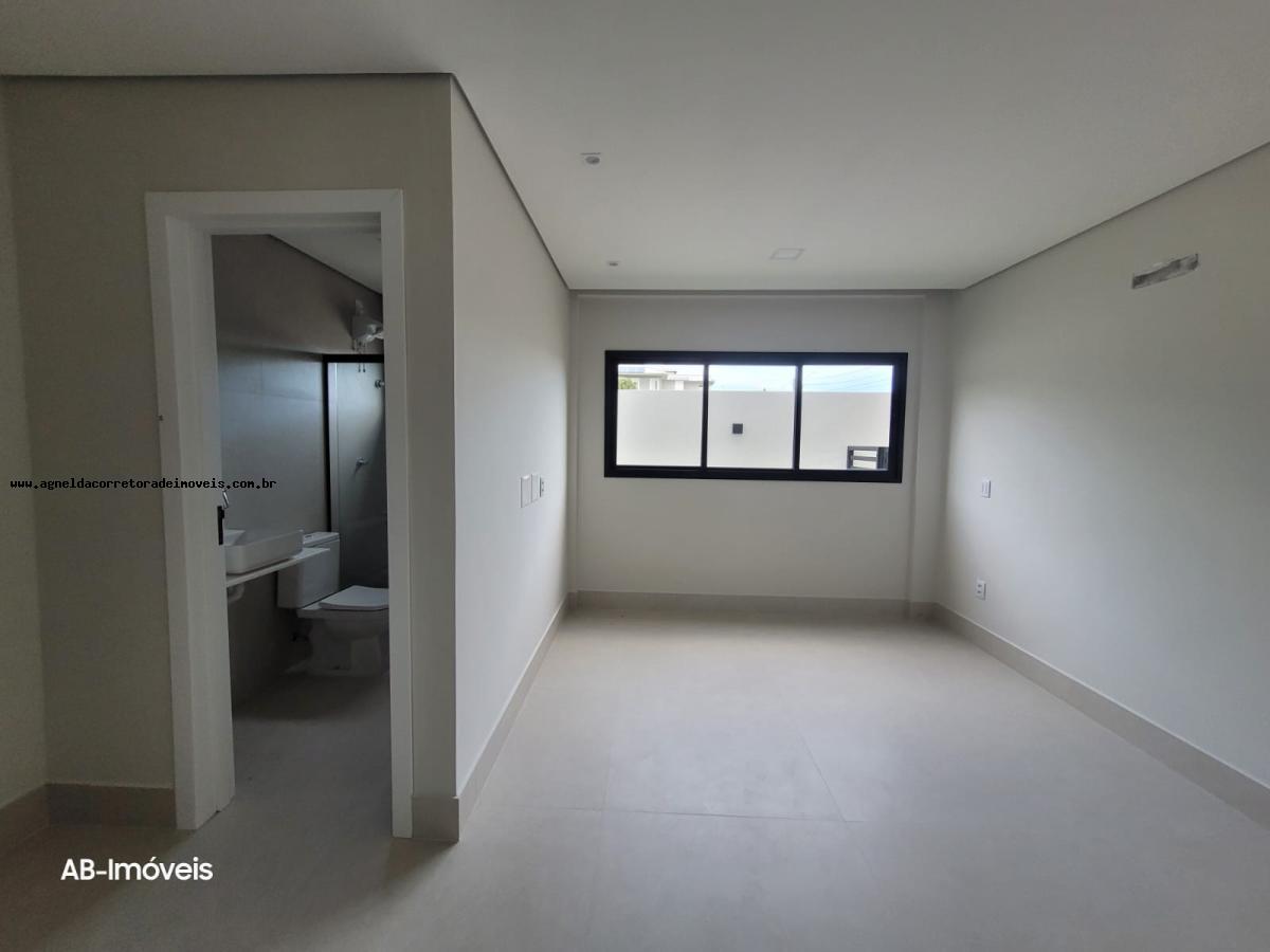 Casa de Condomínio à venda com 3 quartos, 220m² - Foto 4