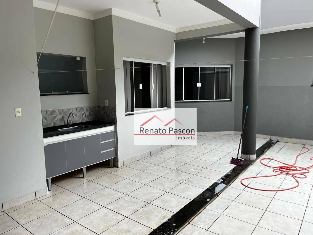 Casa à venda com 3 quartos, 309m² - Foto 1