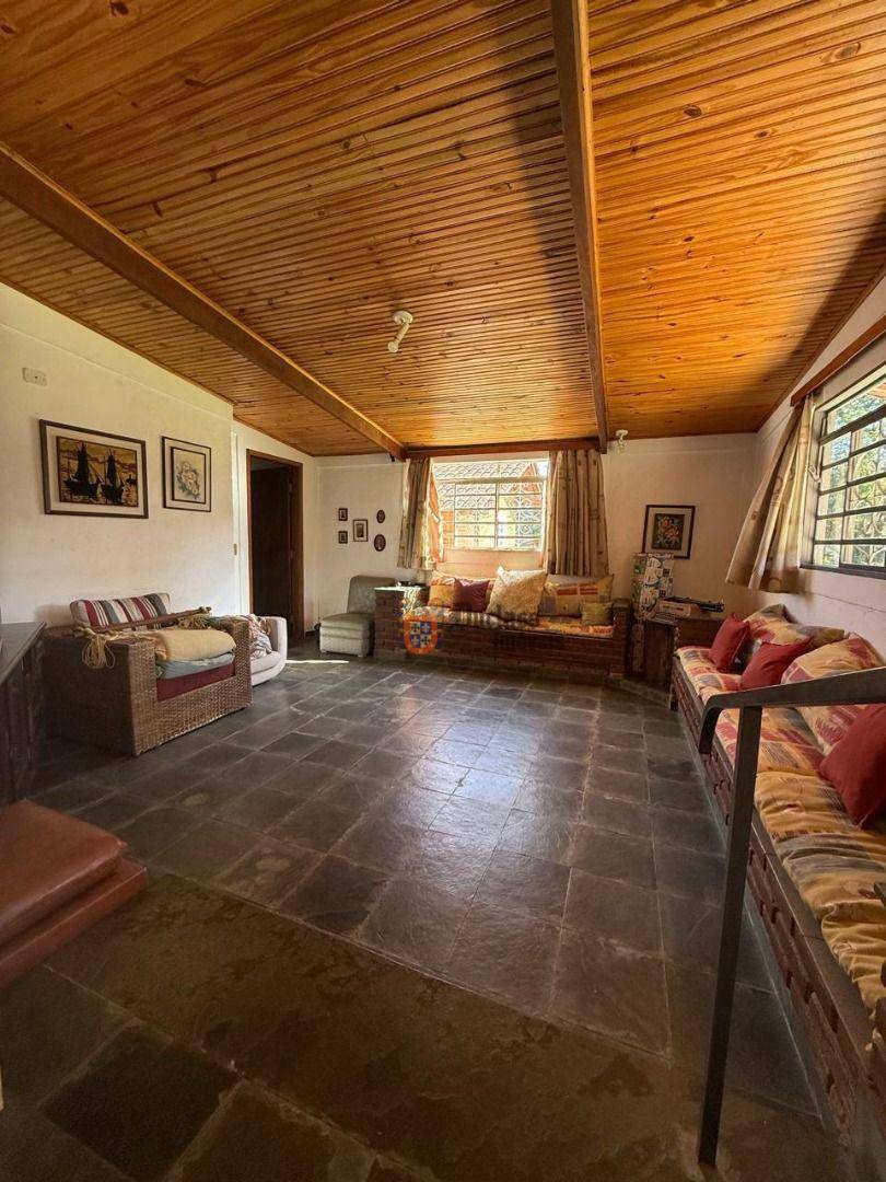 Chácara à venda com 8 quartos, 405m² - Foto 1