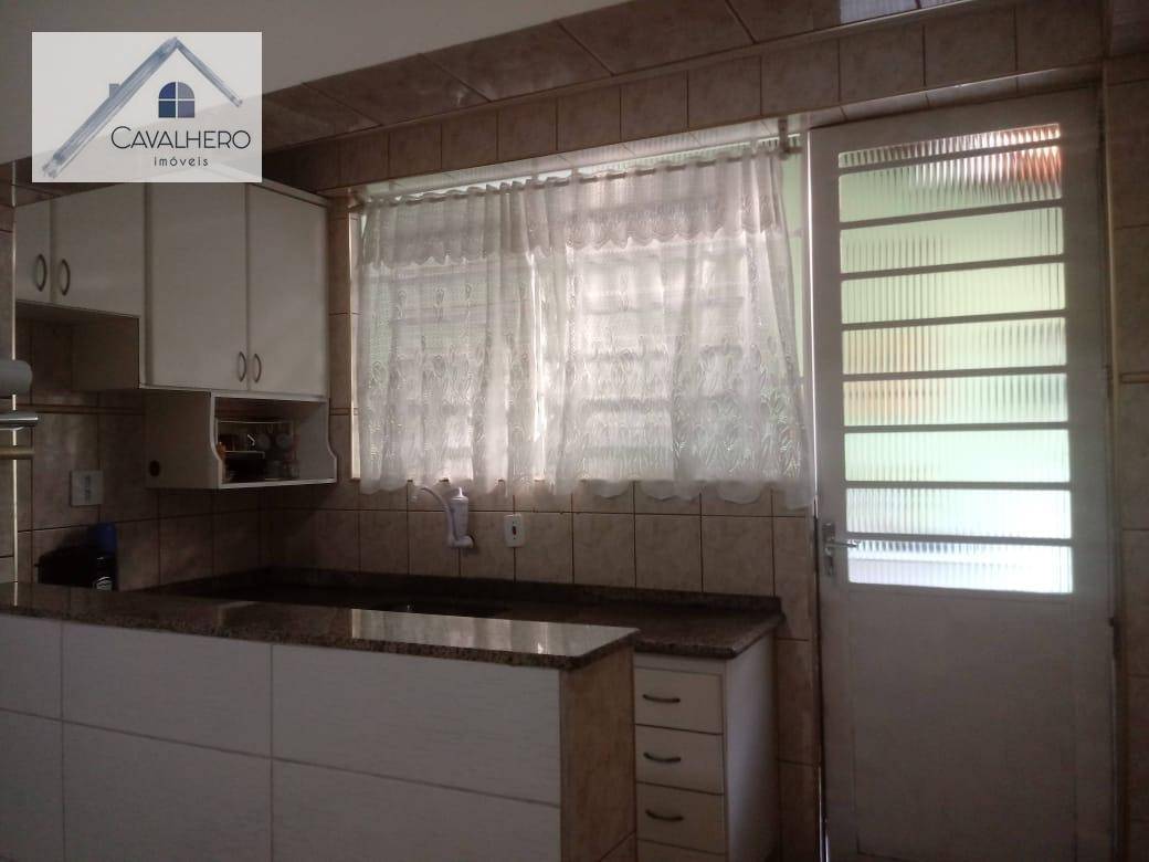 Casa à venda com 6 quartos, 300m² - Foto 3