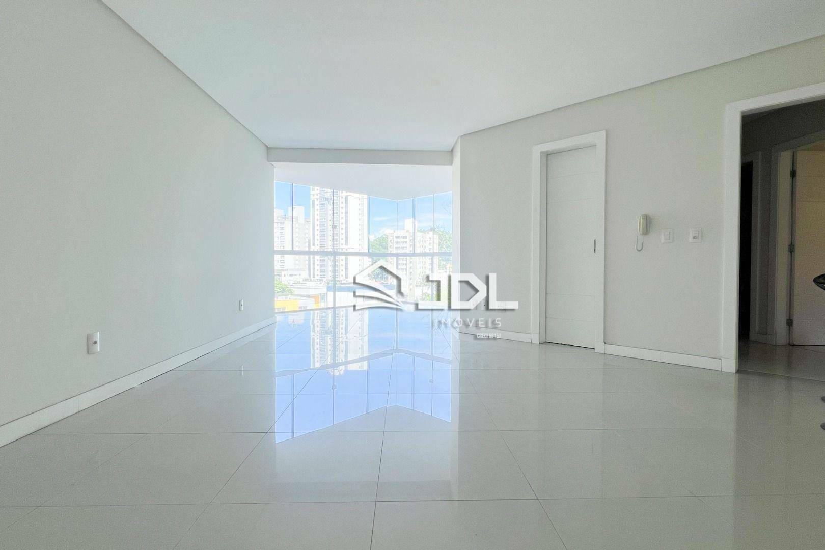 Apartamento à venda com 3 quartos, 104m² - Foto 1