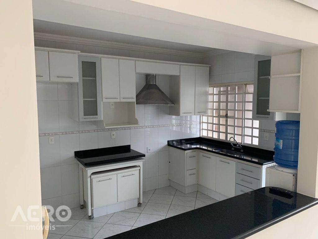 Casa à venda com 4 quartos, 160m² - Foto 3