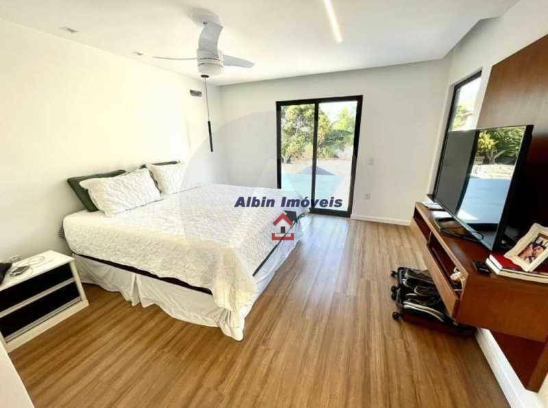 Casa à venda com 4 quartos, 300m² - Foto 15