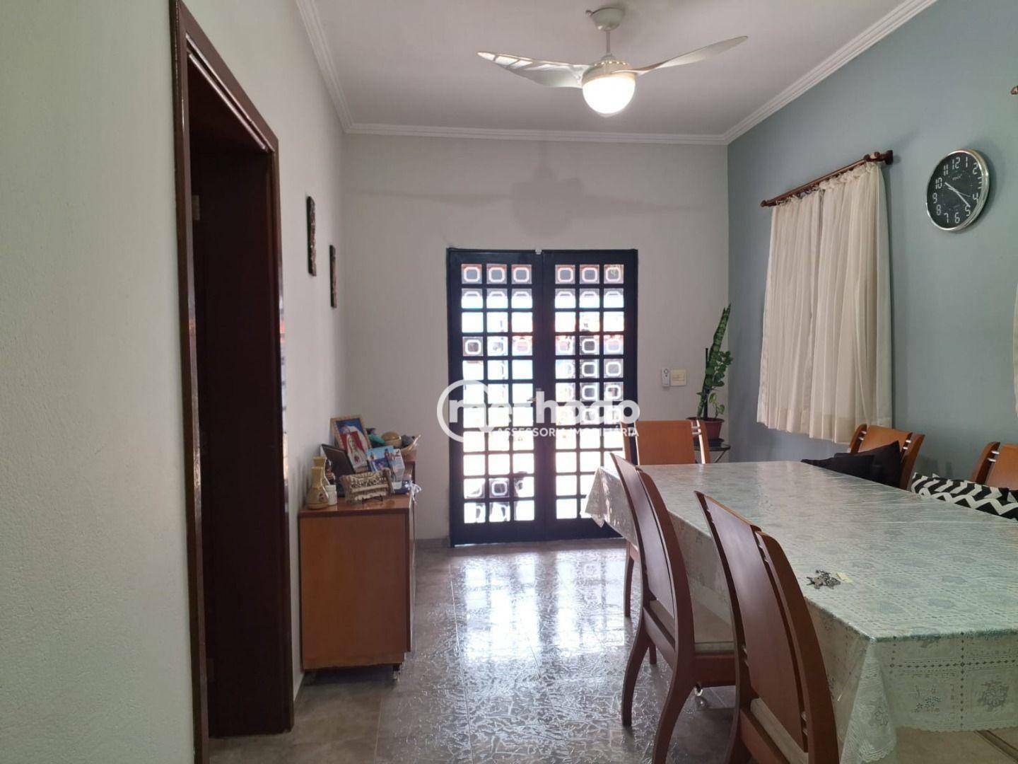 Casa à venda com 3 quartos, 240m² - Foto 1