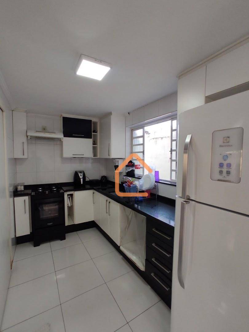 Casa à venda com 3 quartos, 245m² - Foto 5