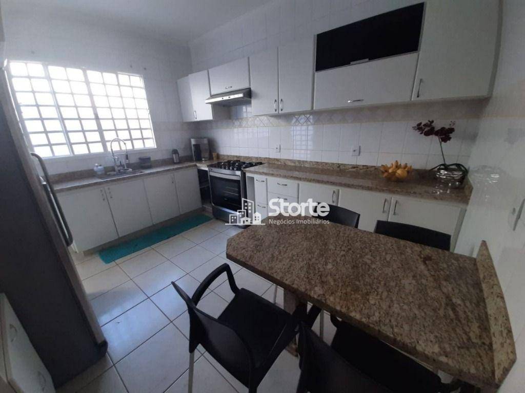 Casa à venda com 4 quartos, 235m² - Foto 5