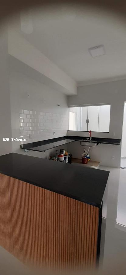 Casa à venda com 3 quartos, 193m² - Foto 1