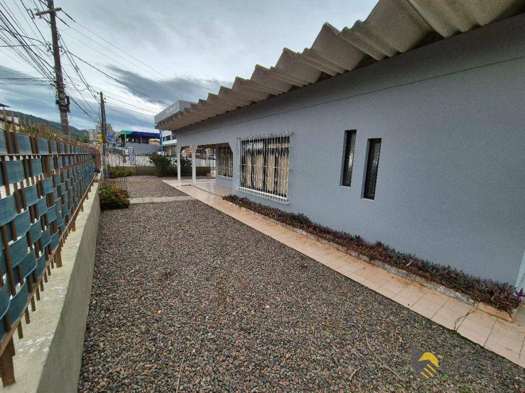 Casa à venda e aluguel com 3 quartos, 240m² - Foto 4