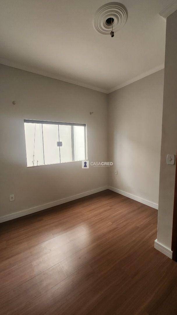 Casa à venda com 2 quartos, 140m² - Foto 2