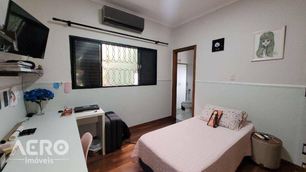 Casa à venda com 4 quartos, 211m² - Foto 11