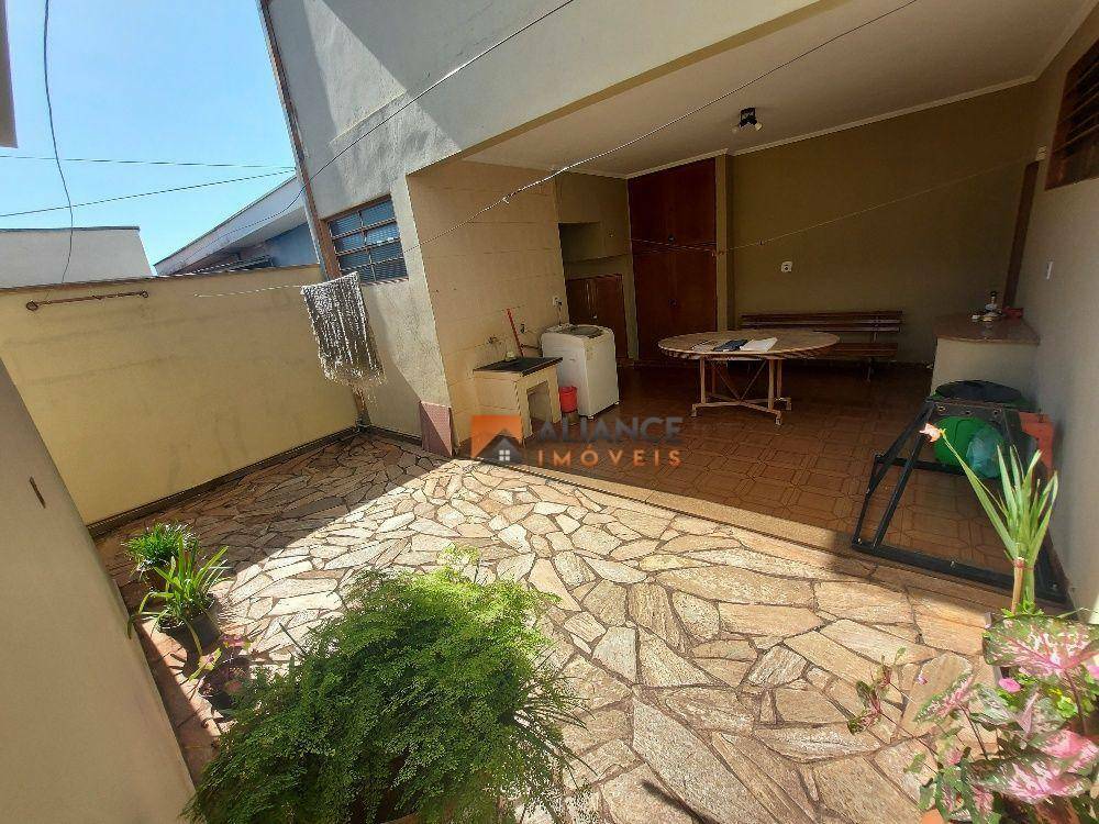 Casa à venda com 3 quartos, 226m² - Foto 27