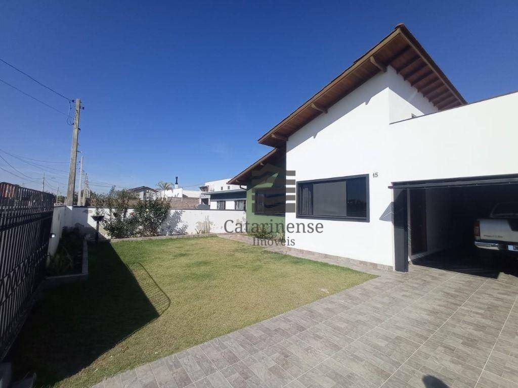 Casa à venda com 3 quartos, 248m² - Foto 1