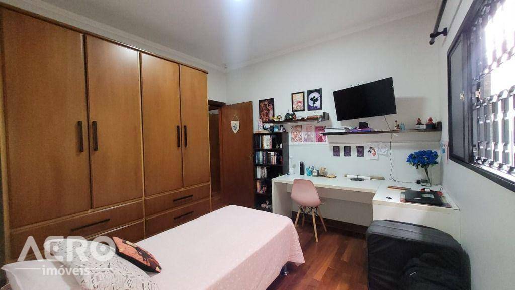 Casa à venda com 4 quartos, 211m² - Foto 12
