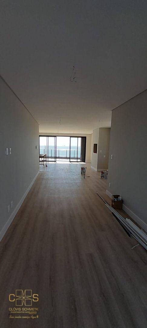 Apartamento à venda com 3 quartos, 221m² - Foto 2