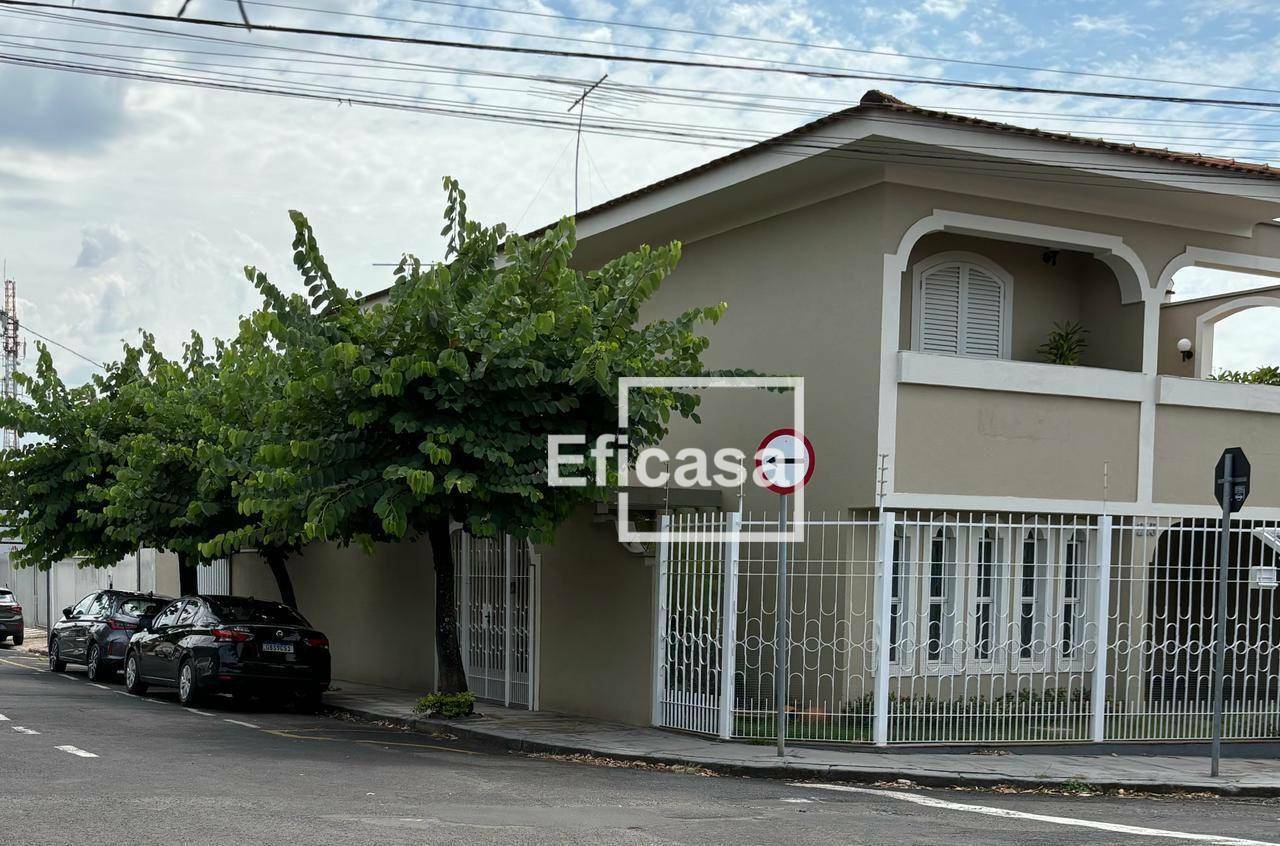 Casa à venda e aluguel com 3 quartos, 271m² - Foto 1