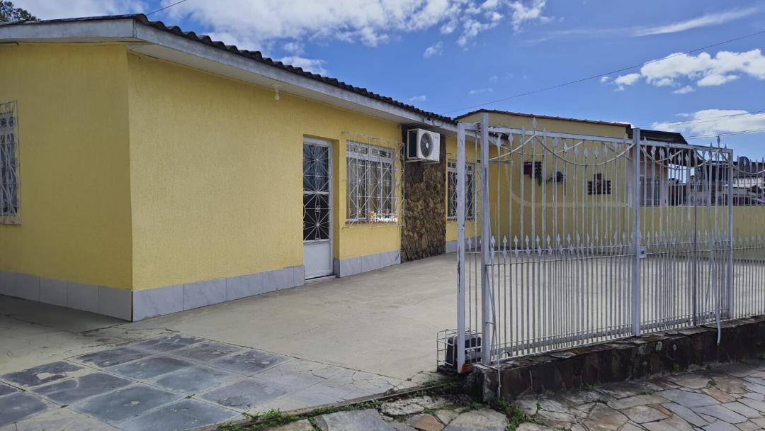 Casa à venda com 4 quartos, 196m² - Foto 2