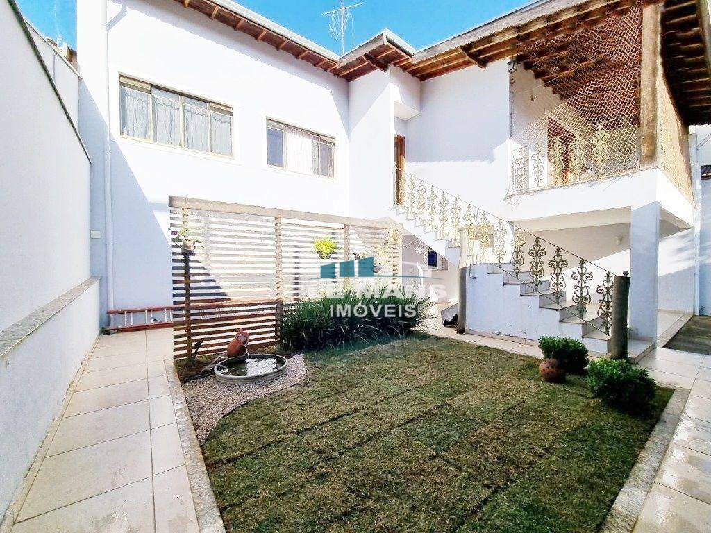 Casa à venda com 4 quartos, 210m² - Foto 1