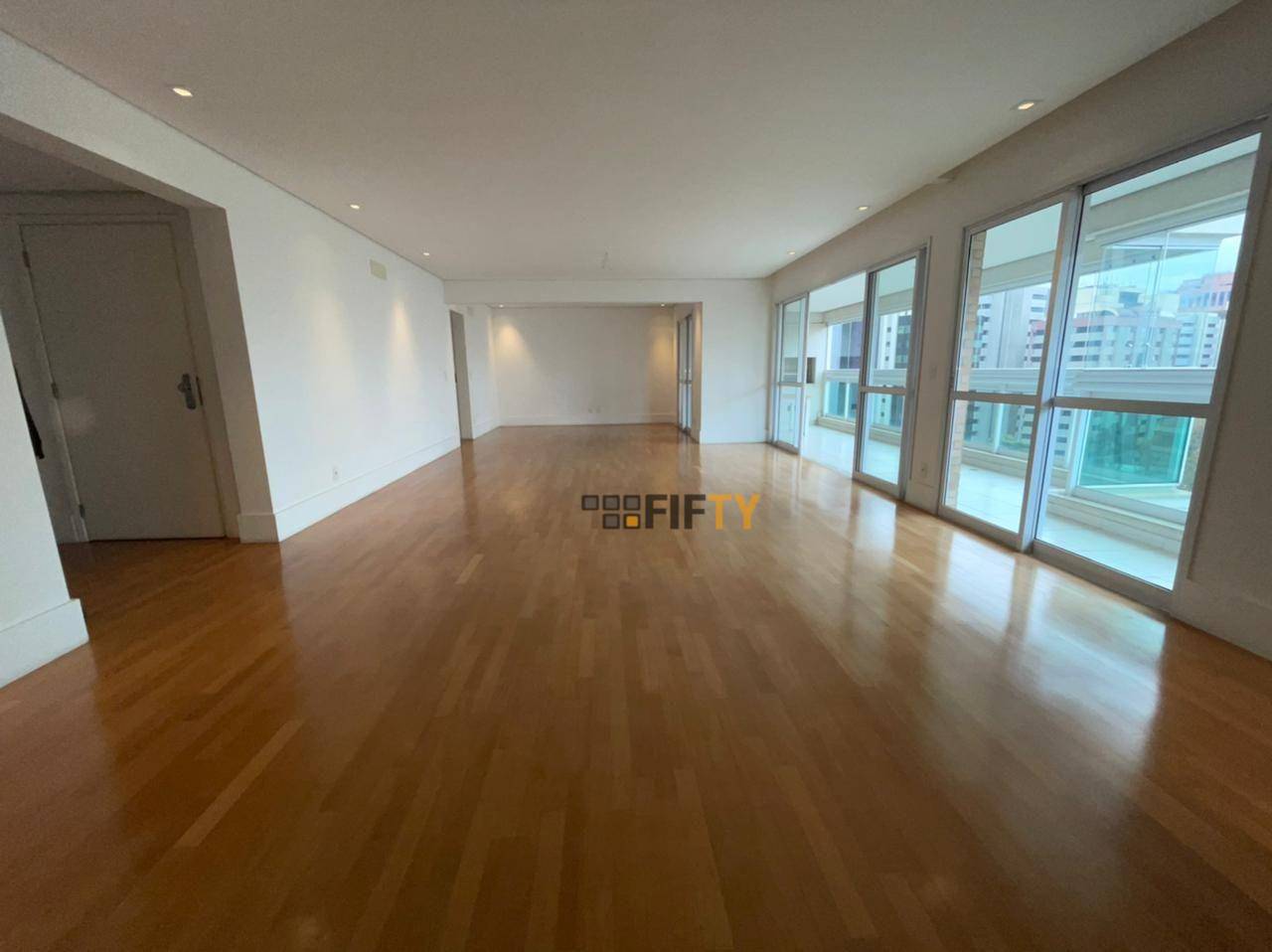 Apartamento para alugar com 3 quartos, 245m² - Foto 3